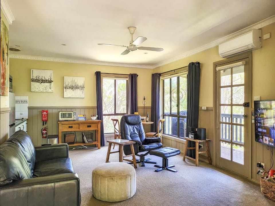 TV and multimedia, Kitchen or kitchenette, Living room, Seating area, Dining area, fireplace, air conditioner