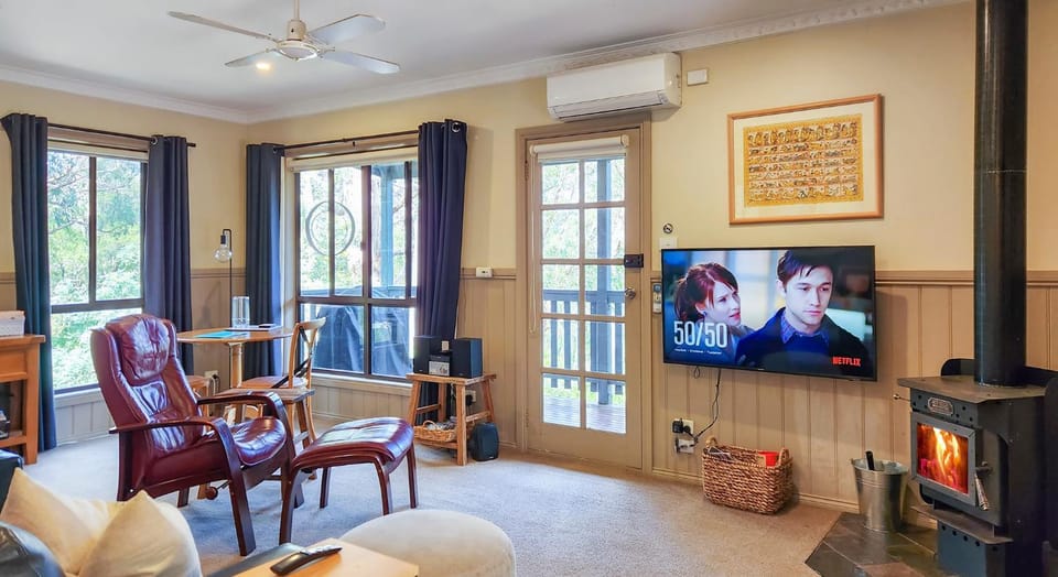 TV and multimedia, Living room, Seating area, Dining area, fireplace, air conditioner