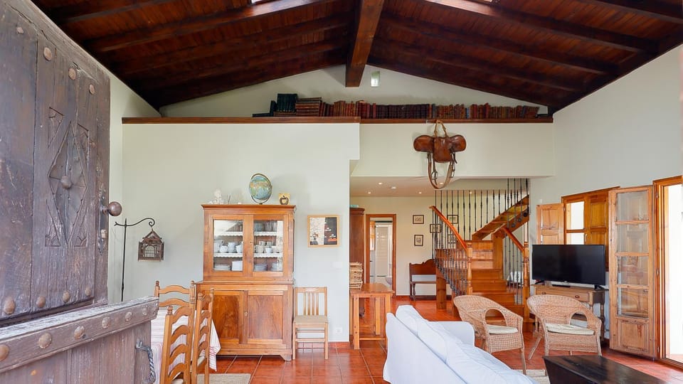 TV and multimedia, Living room, Seating area, fireplace
