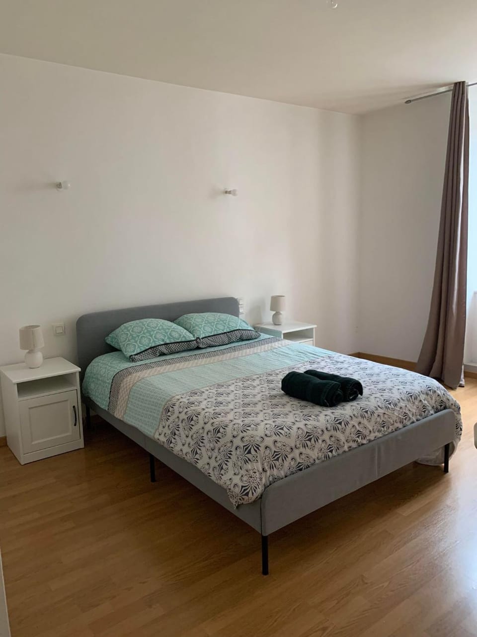 Bed, Bedroom, towels