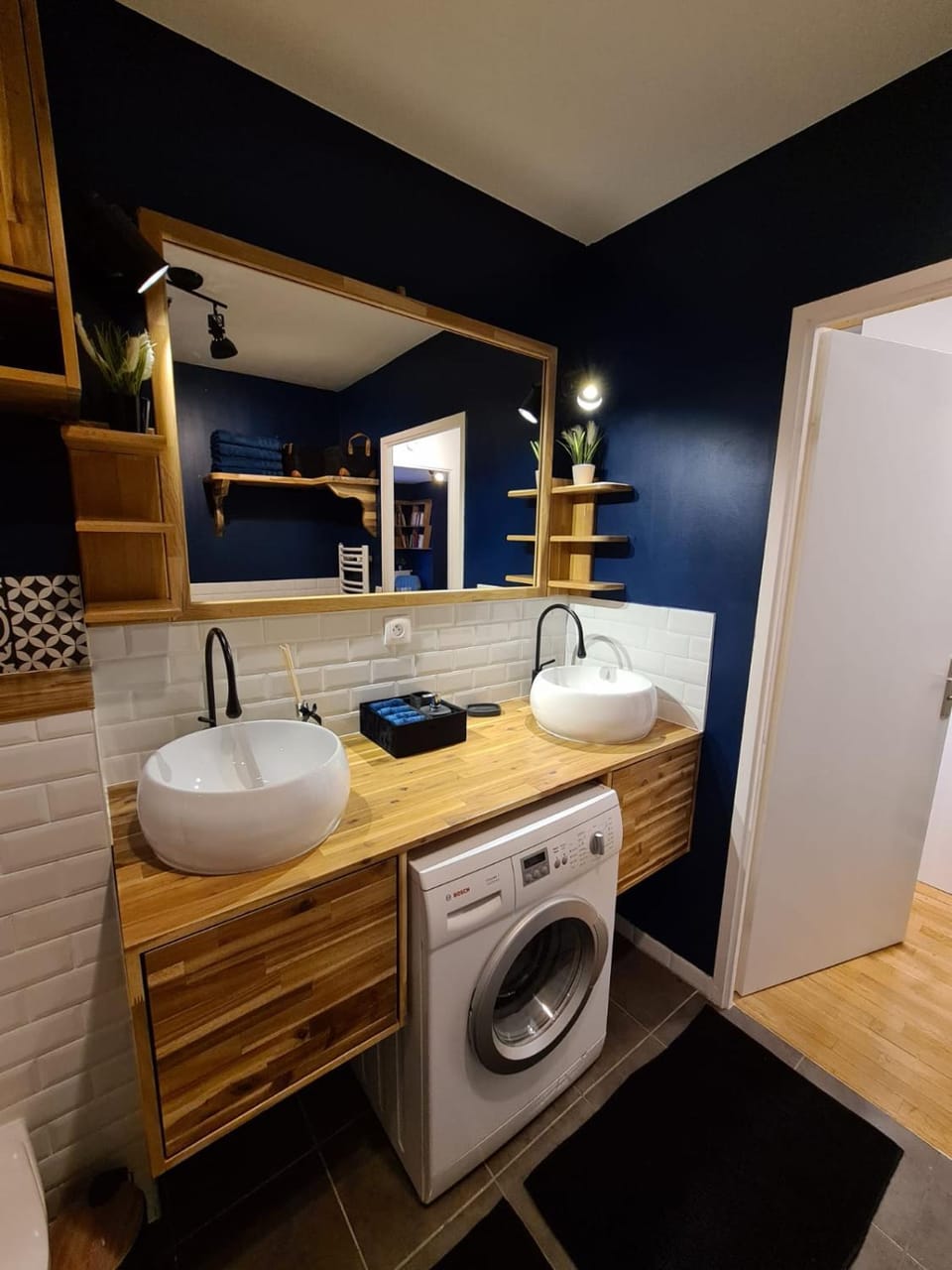 Toilet, Bathroom, towels, washing machine