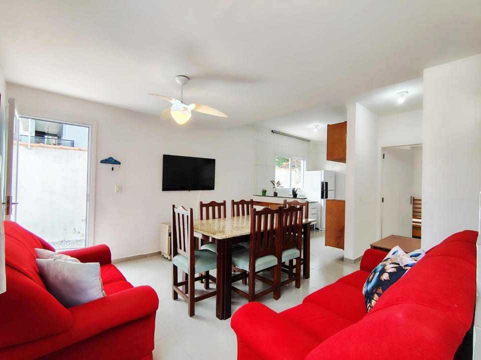 Casa a poucos metros da praia House in Bertioga