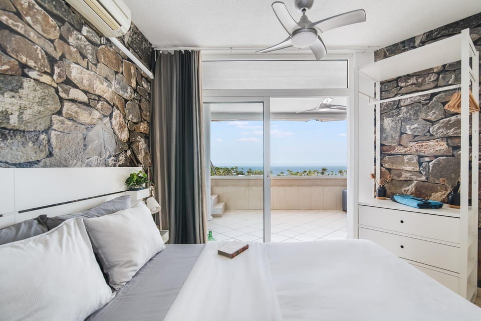 Bed, Day, Natural landscape, Photo of the whole room, Bedroom, Sea view, Sea view, Sunrise, cot, internet, towels