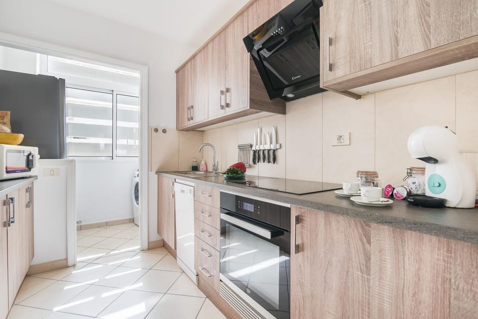 Coffee/tea facilities, Kitchen or kitchenette, dishwasher, microwave, oven, stove, toaster, kitchen