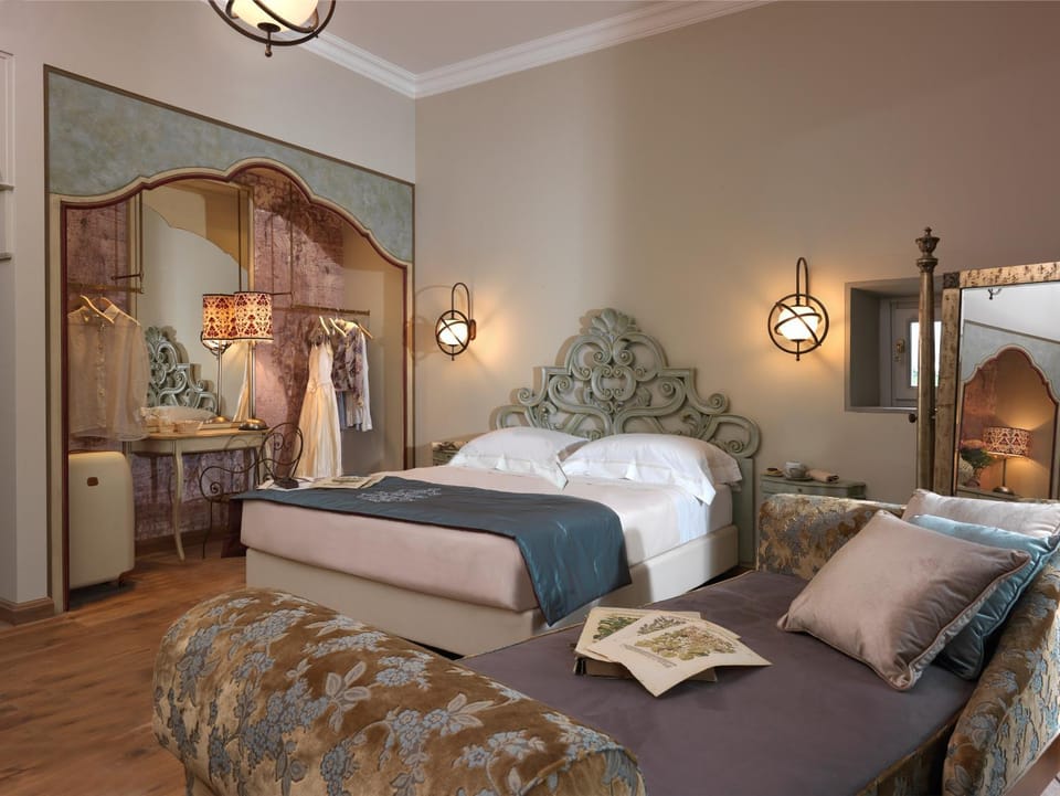 Bed, Photo of the whole room, Seating area