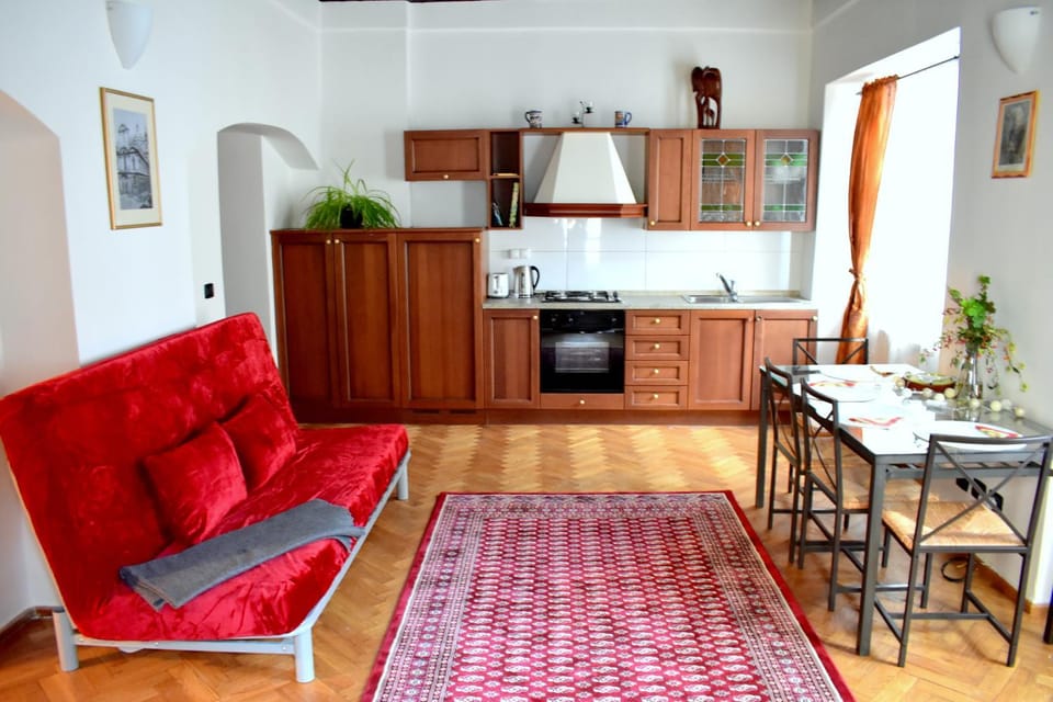 Kitchen or kitchenette, Living room, Seating area, Dining area