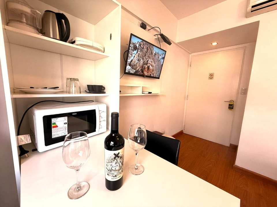Bed, TV and multimedia, Coffee/tea facilities, Photo of the whole room, Dining area, Bedroom, minibar, oven, toaster, air conditioner