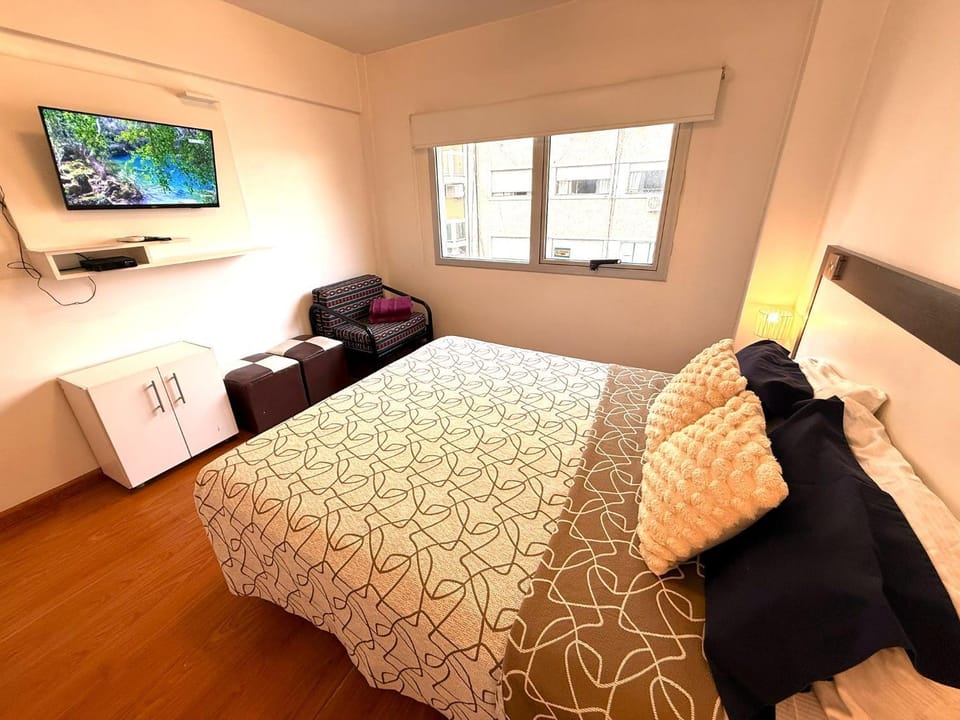 Bed, TV and multimedia, Living room, Photo of the whole room, Evening entertainment, Bedroom, City view, internet, towels