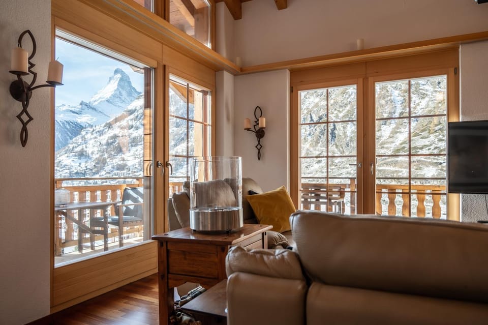TV and multimedia, Living room, Seating area, Mountain view