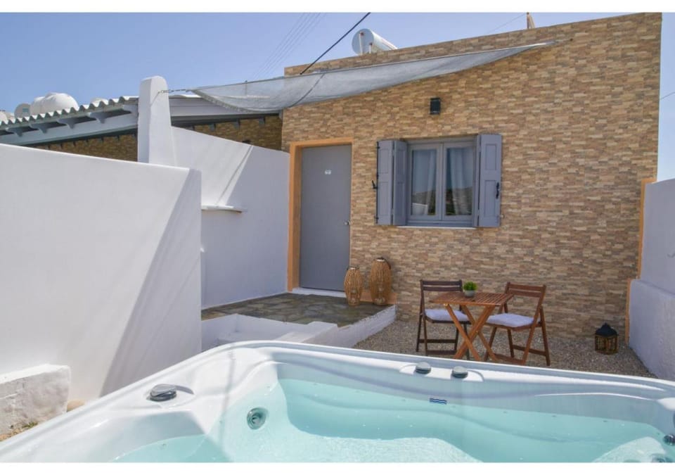 Hot Tub, Seating area