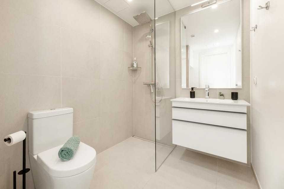 Shower, Toilet, Bathroom, towels