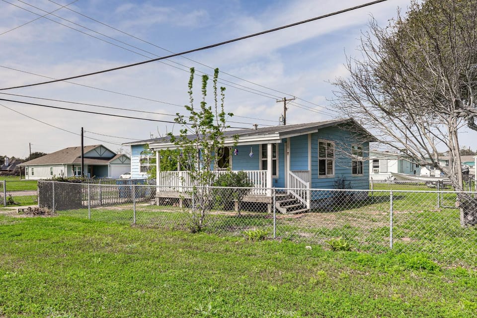 Cozy Cottage w/ Patio < 2 Mi to Rockport Beach! House in Rockport