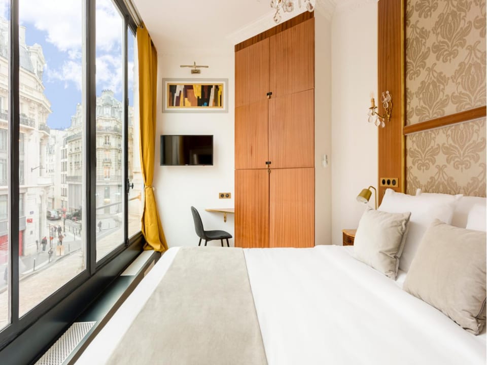 Bed, TV and multimedia, Bedroom, wardrobe
