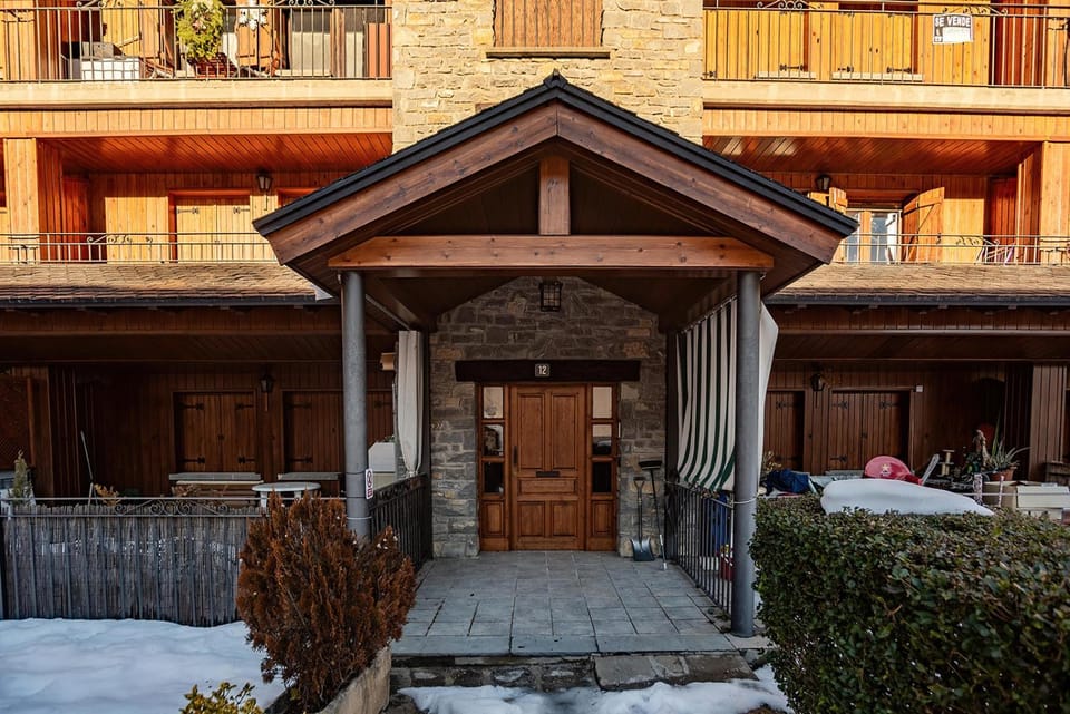 Facade/entrance, View (from property/room)