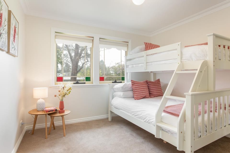 Stunning Katoomba Home with Lush Garden&Playground House in Katoomba