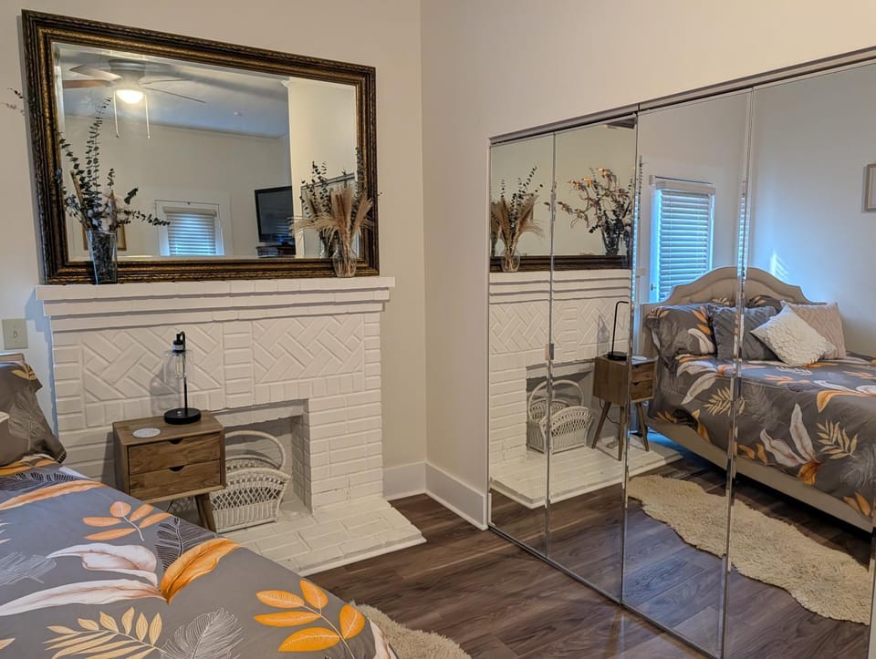 Bed, Living room, Photo of the whole room, Seating area, Bedroom