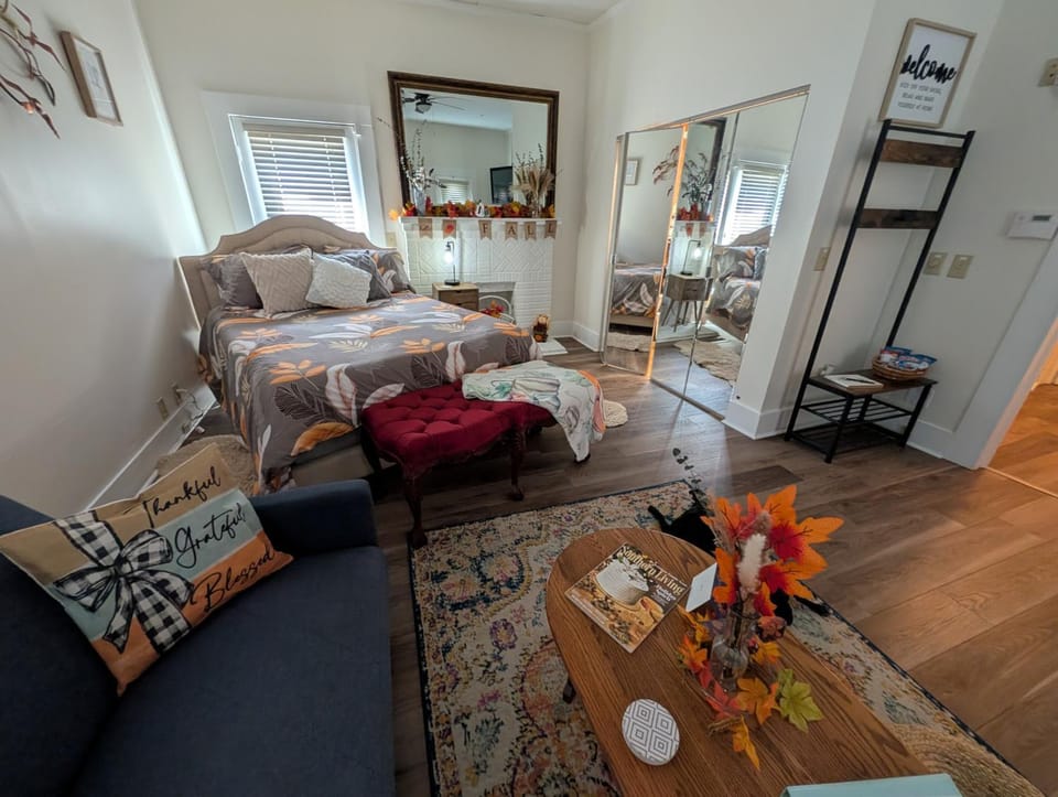 Bed, Photo of the whole room, Seating area, Dining area, Bedroom