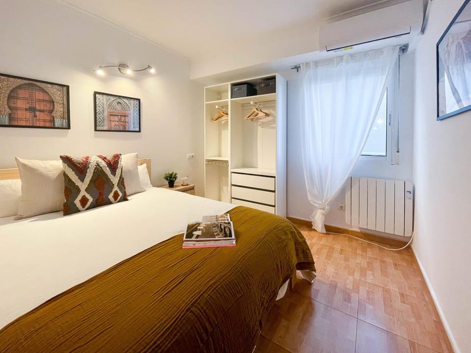 Photo of the whole room, Bedroom