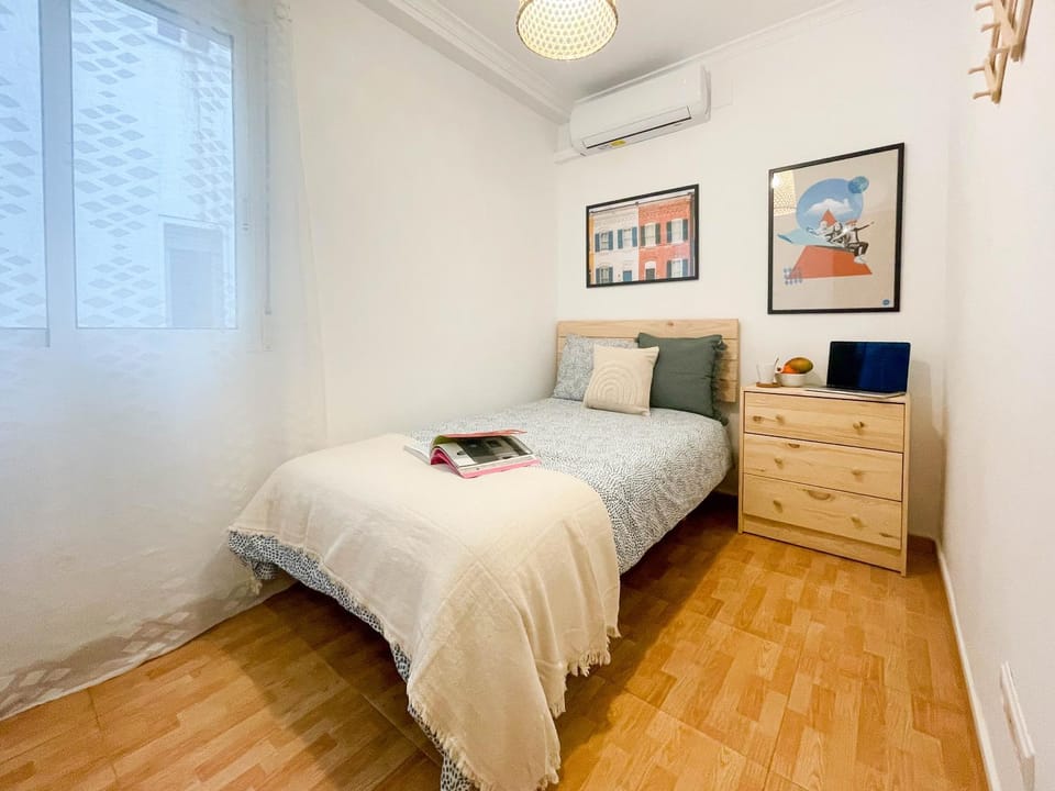 Photo of the whole room, Bedroom