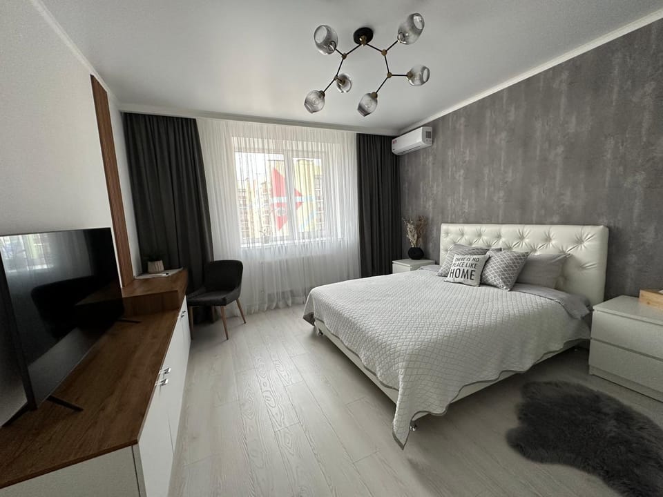 Bed, TV and multimedia, Living room, Photo of the whole room, Seating area, Bedroom