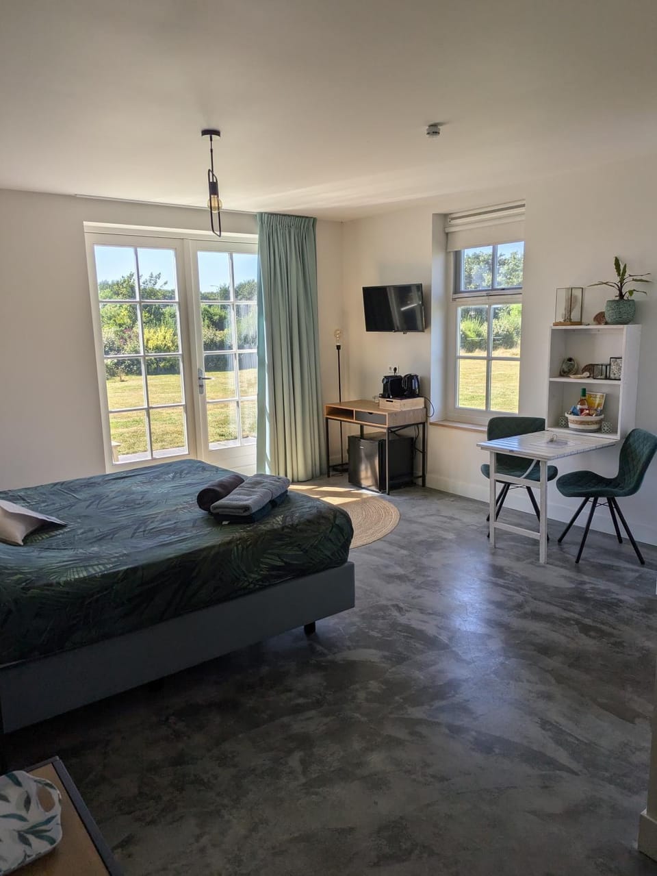 Bed, Seating area, Bedroom