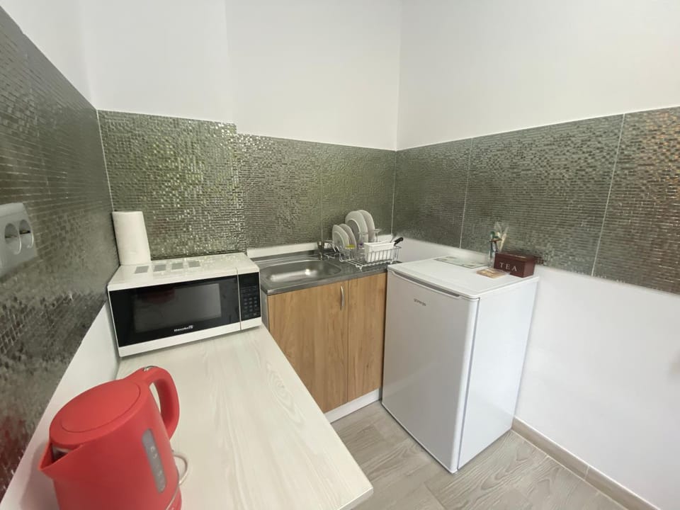 Kitchen or kitchenette, minibar