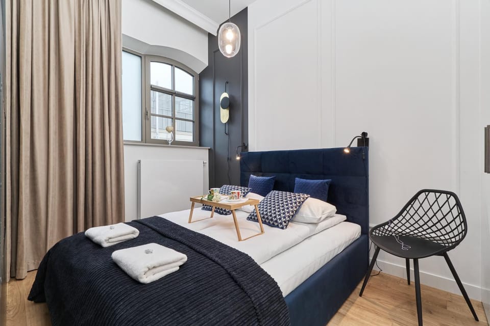 Bed, Living room, Photo of the whole room, Seating area