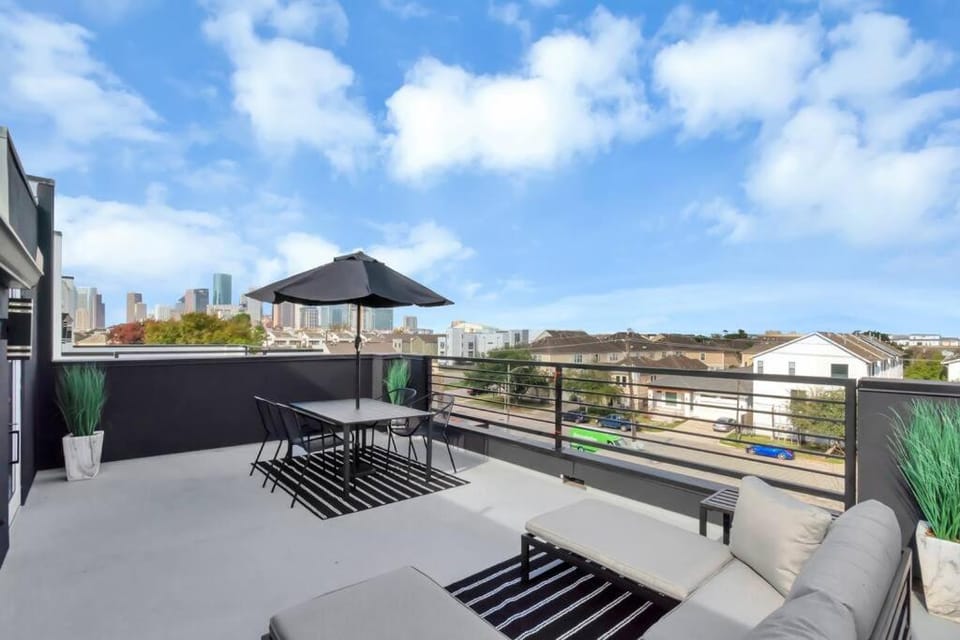 The Suite Spot! Downtown Skyline Views! Sleeps 12 House in Houston