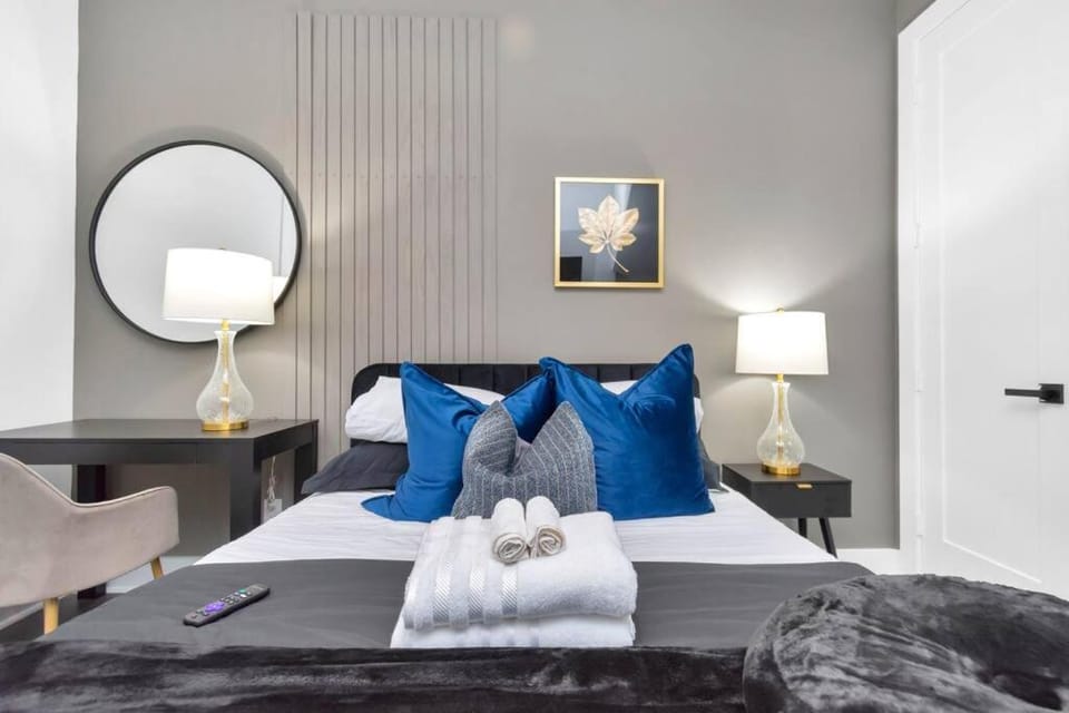 The Suite Spot! Downtown Skyline Views! Sleeps 12 House in Houston