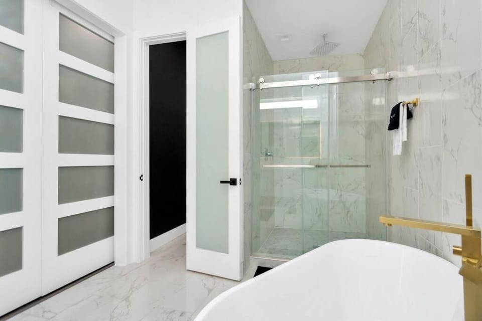 The Suite Spot! Downtown Skyline Views! Sleeps 12 House in Houston