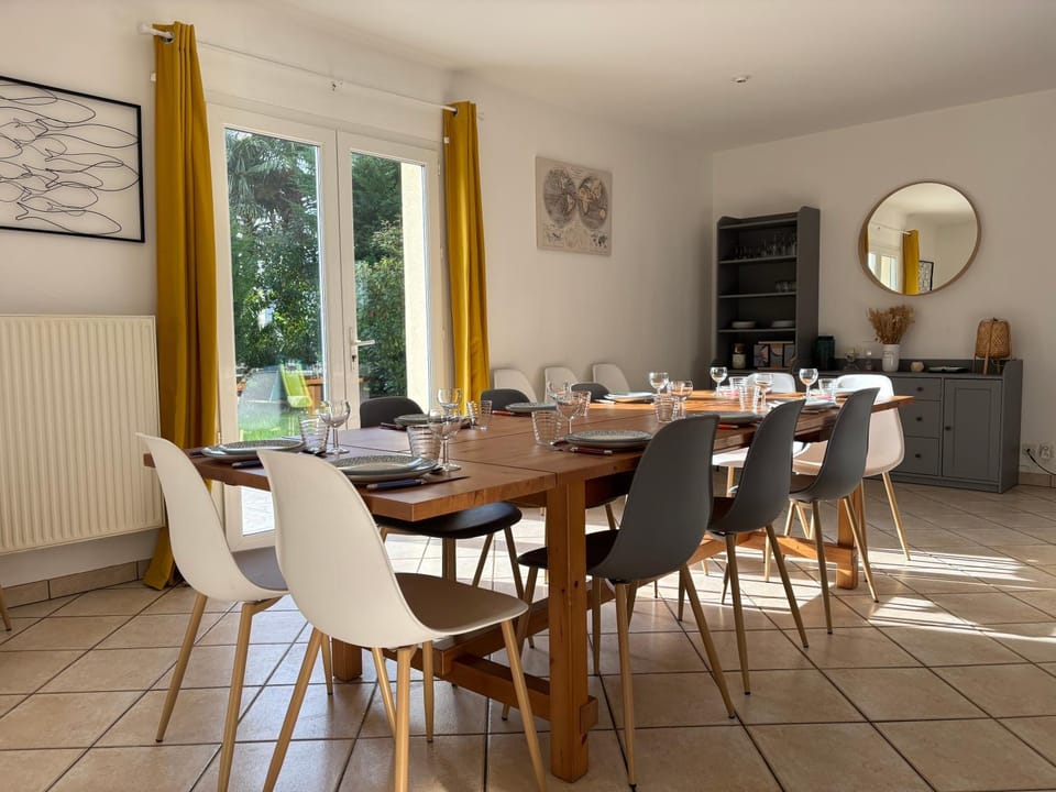 Living room, Seating area, Dining area