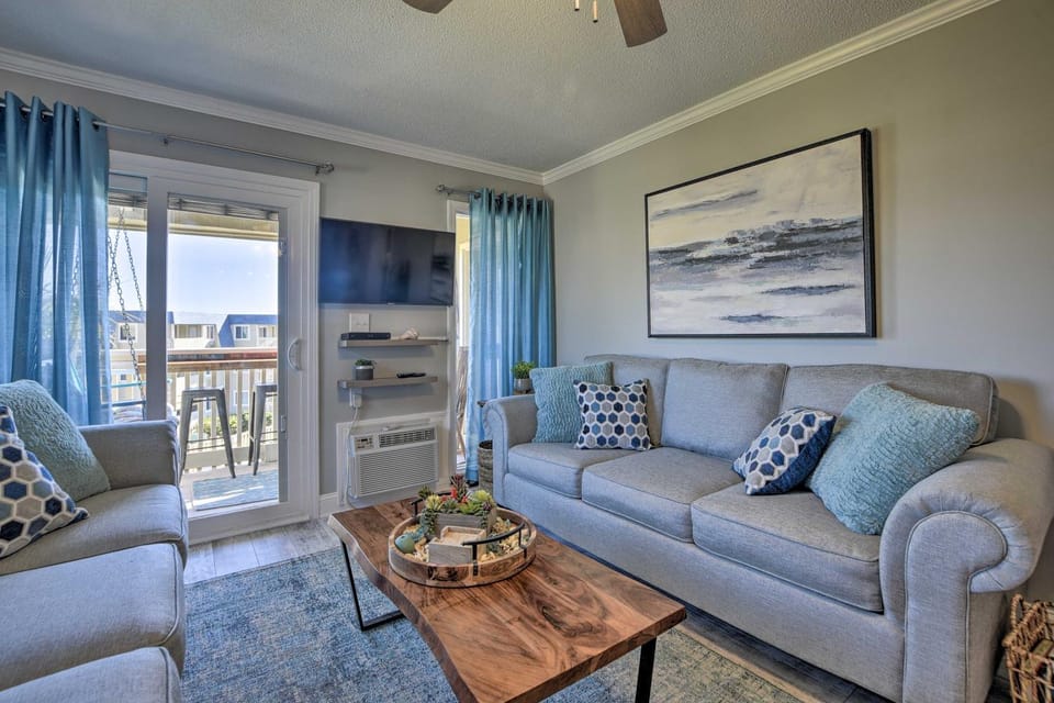 Beachfront Condo w/ Balcony: Walk to Apache Pier House in South Carolina