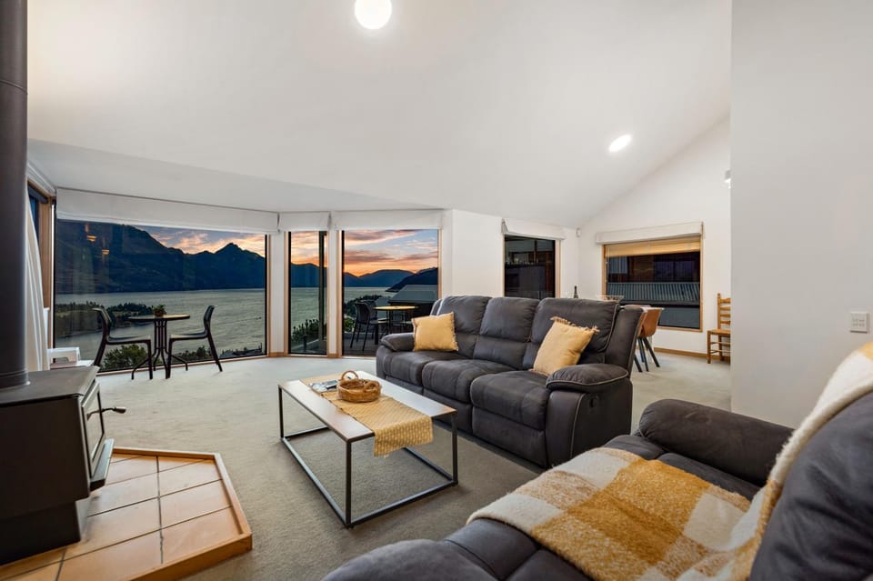 Natural landscape, TV and multimedia, Living room, Seating area, Lake view, Mountain view, fireplace