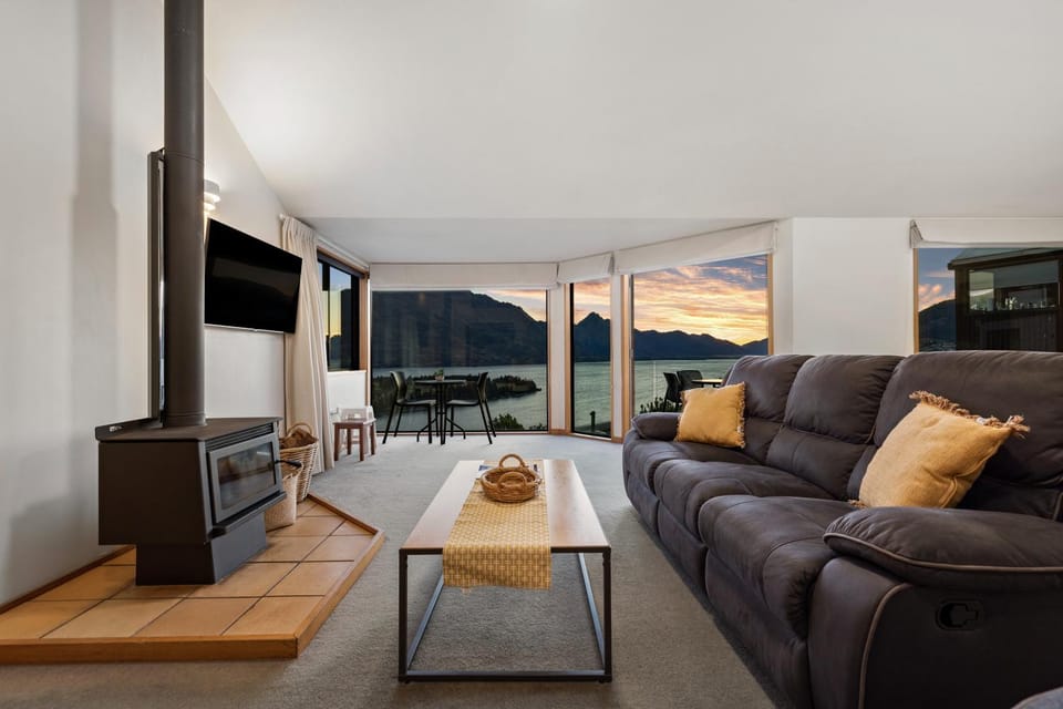 Communal lounge/ TV room, Natural landscape, TV and multimedia, Living room, Seating area, Evening entertainment, Lake view, Mountain view