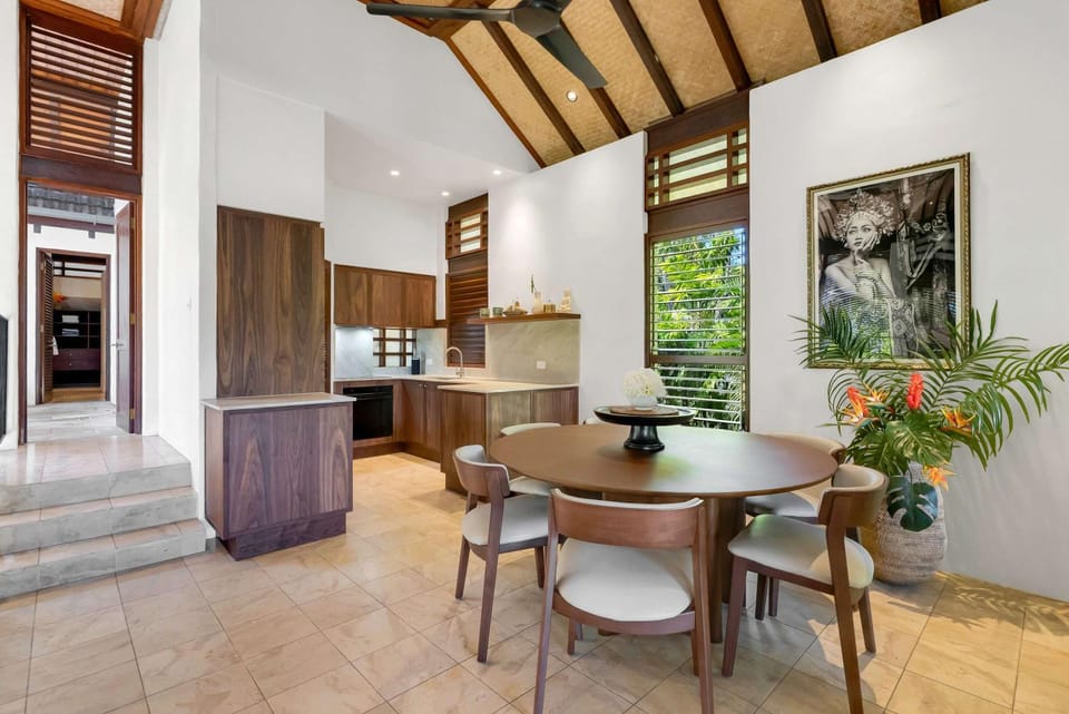 Kitchen or kitchenette, Seating area, Dining area
