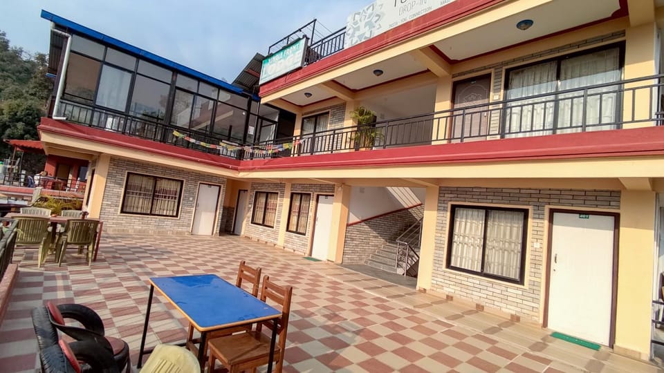 Property building, Day, Balcony/Terrace