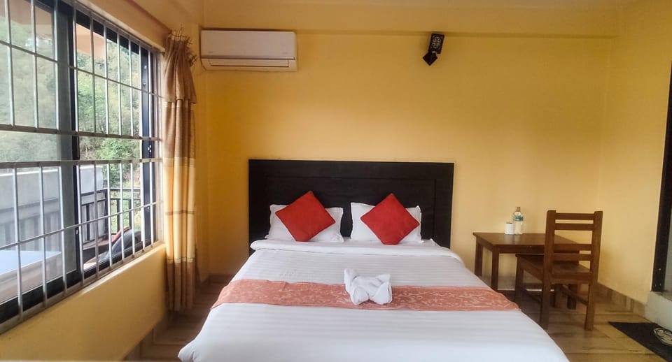 Shower, Bed, Photo of the whole room, Bedroom, air conditioner