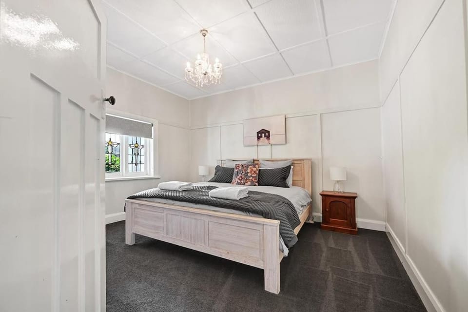 Bindi Cottage, Spacious & Unique, Opposite Pool House in Orange