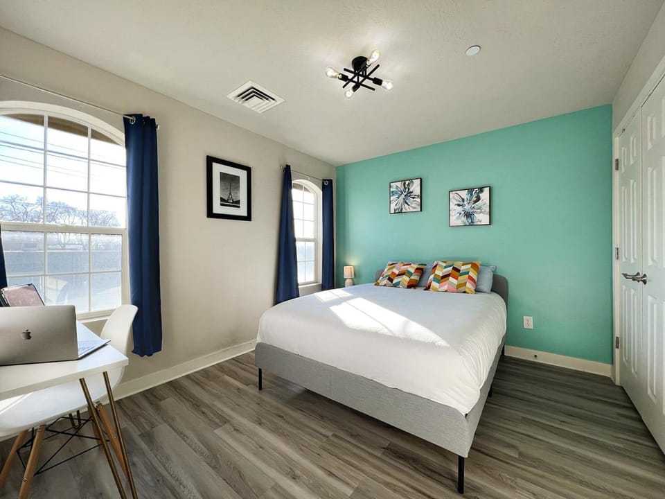 Photo of the whole room, Bedroom