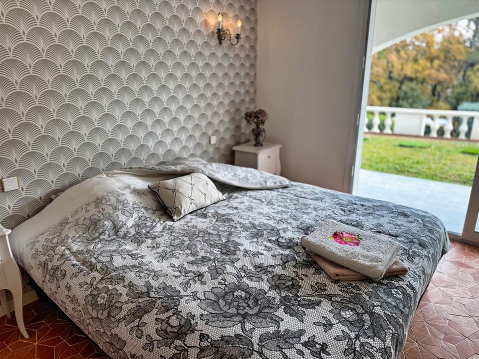 Bed, Photo of the whole room, Bedroom, towels