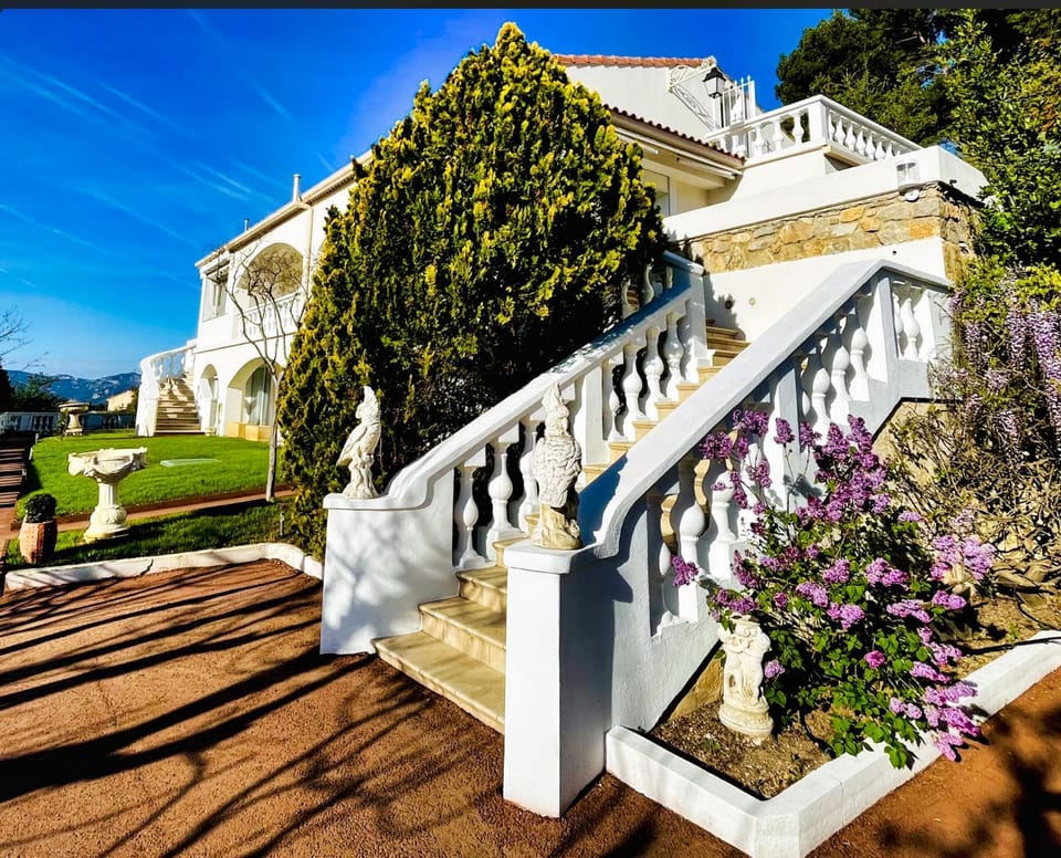 Property building, Spring, Day, Natural landscape, Garden, View (from property/room), Balcony/Terrace, Garden view