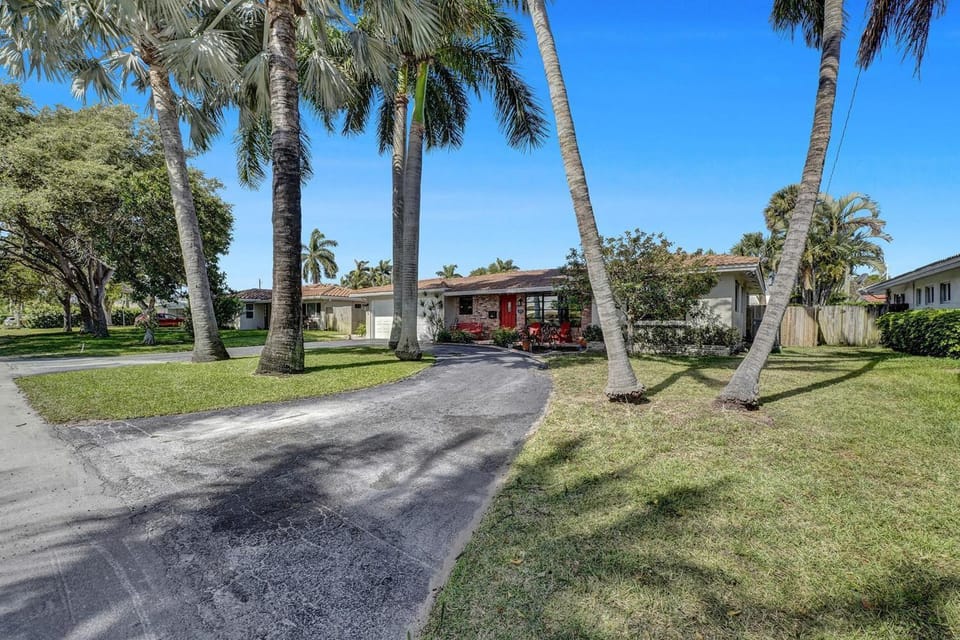 Alfresco Beach Getaway House in Pompano Beach