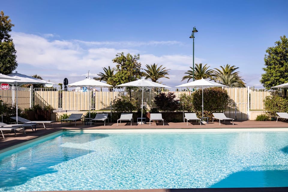 Swimming pool, sunbed