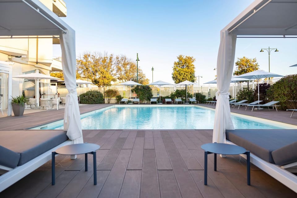 Swimming pool, sunbed