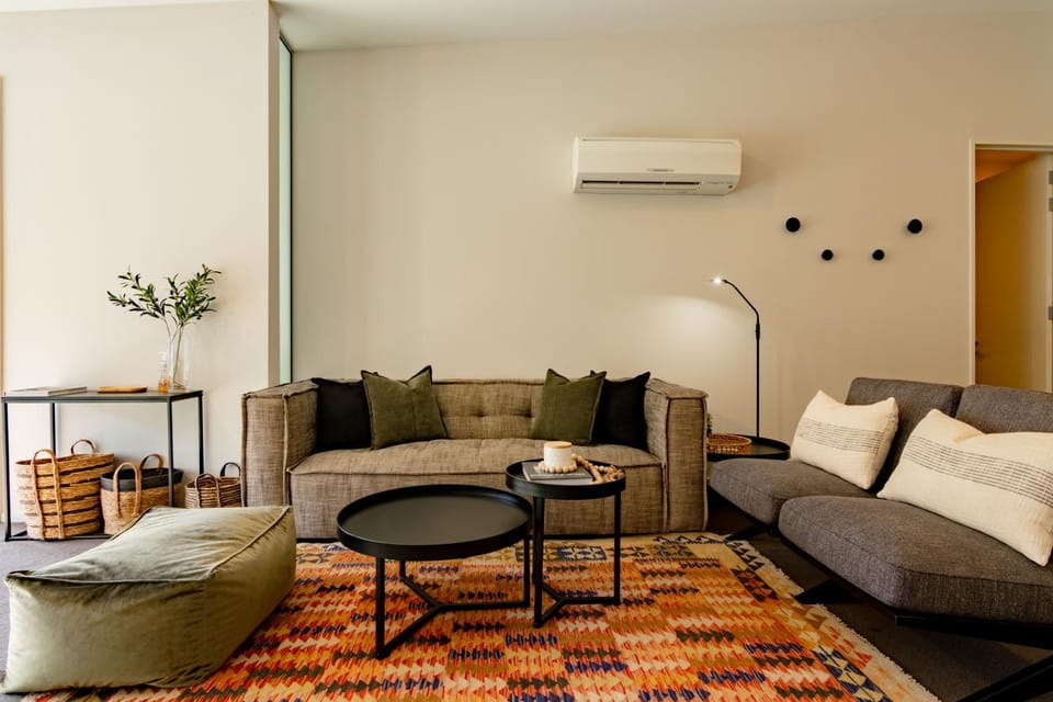 Living room, Seating area, air conditioner