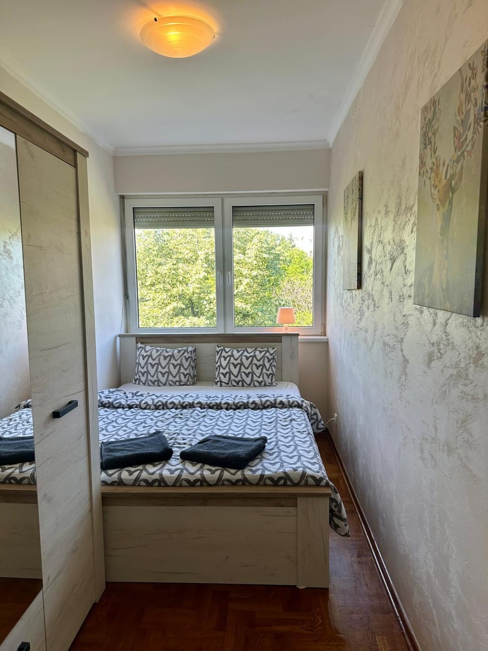 Bed, Photo of the whole room, Bedroom, towels