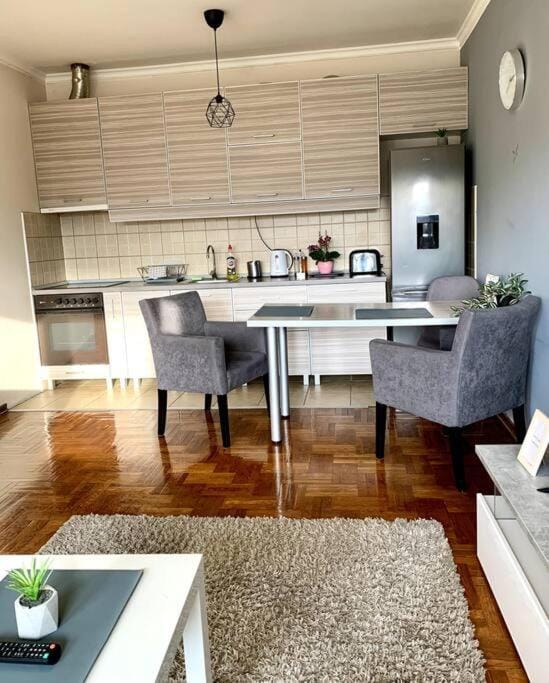 Kitchen or kitchenette, Dining area, pet friendly