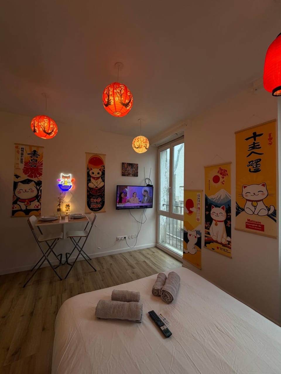 Bed, TV and multimedia, Photo of the whole room, Bedroom, towels
