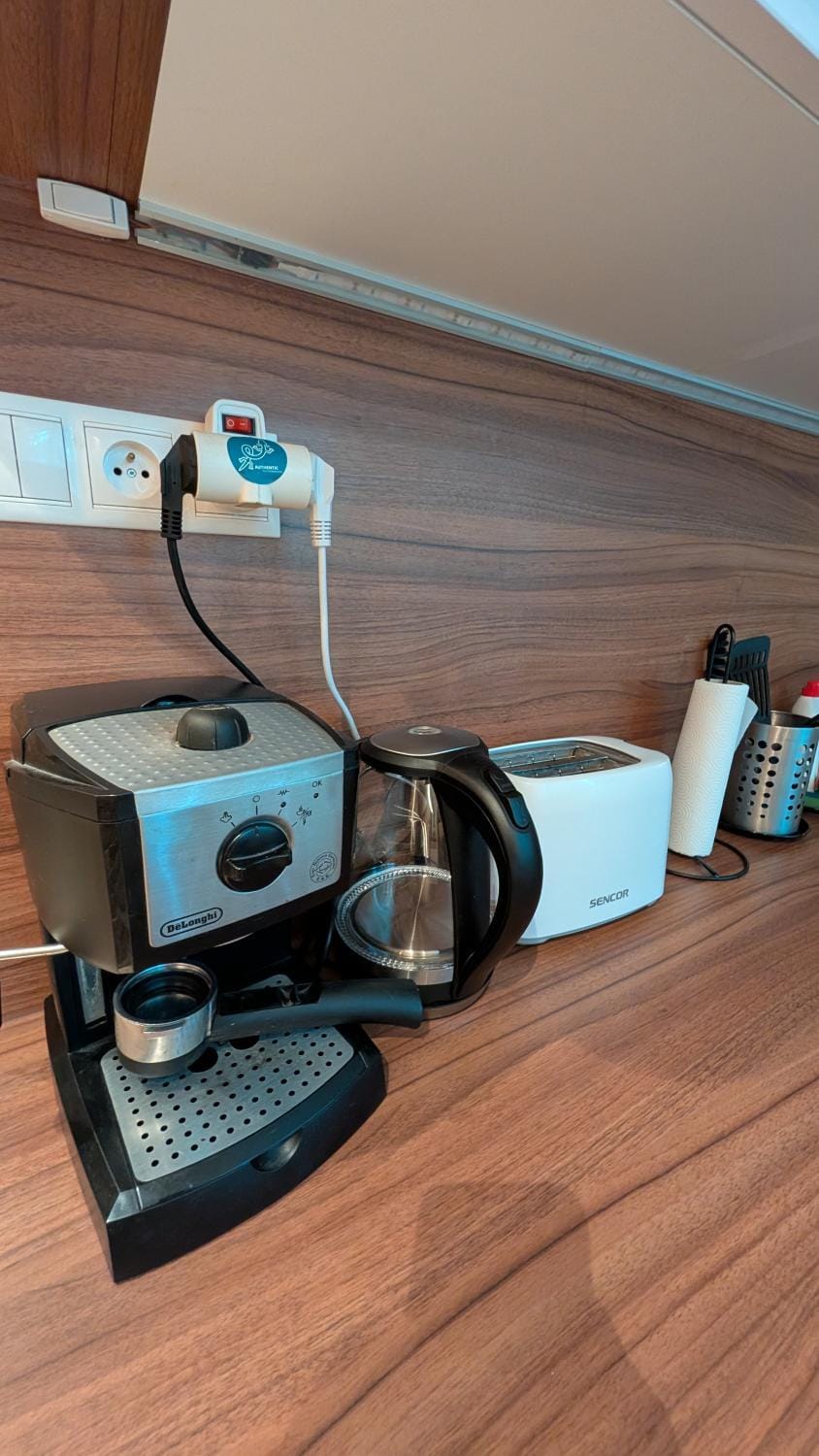 Coffee/tea facilities, Kitchen or kitchenette, stove, toaster