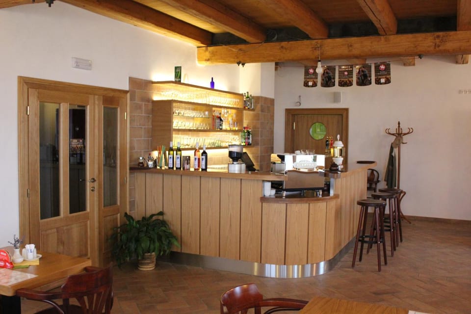 Restaurant/places to eat, Lounge or bar